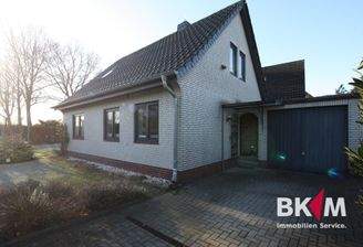 Hausansicht - Eingangsbereich und Garage