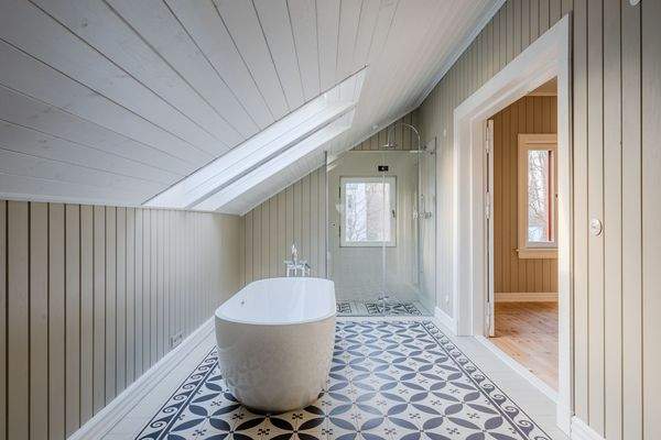 Freestanding bathtub