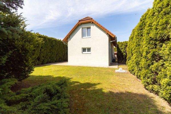 Blick vom uneinsehbaren Garten zum Haus