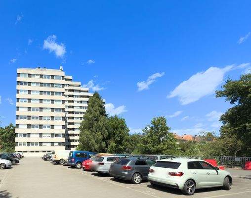 Das Mehrfamilienhaus mit kostenfreiem Parkdeck für die Bewohner und ihren Besuch