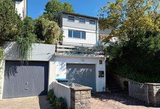 Hausansicht mit Garage