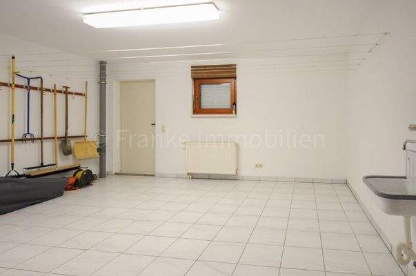 Hauswirtschaftsraum und Werkstatt im Keller