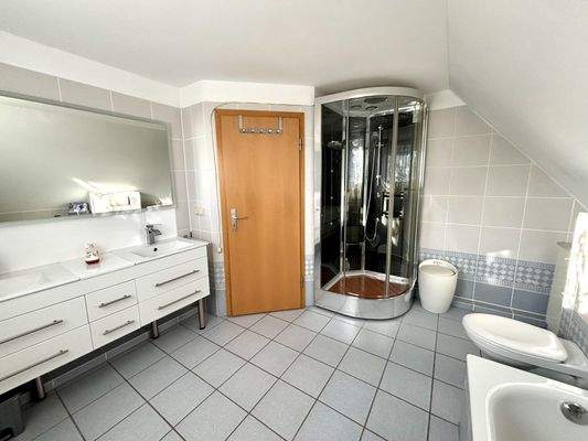 Tageslichtbad mit Wanne und Dusche