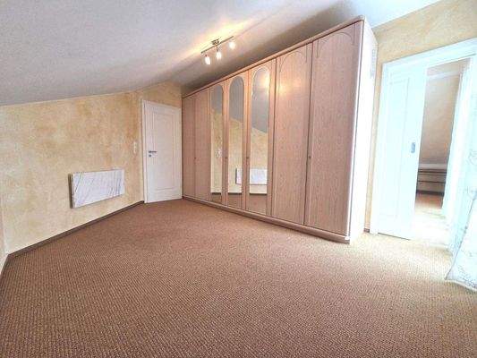 Ankleide mit Zugang ins Schlafzimmer DG