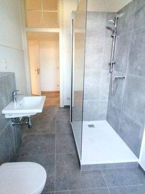 neu gefliestes Bad mit großer Glasdusche 