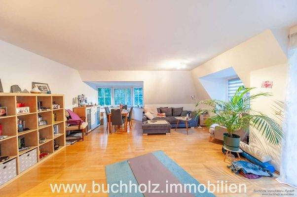 Wohnzimmer mit Balkonzutritt