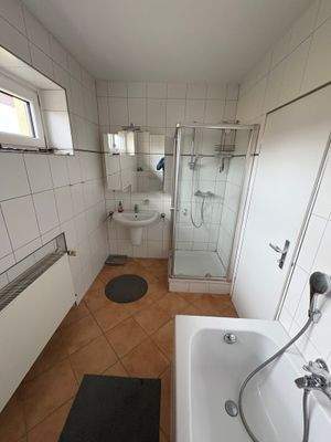 1. OG Bad mit Dusche +Wanne