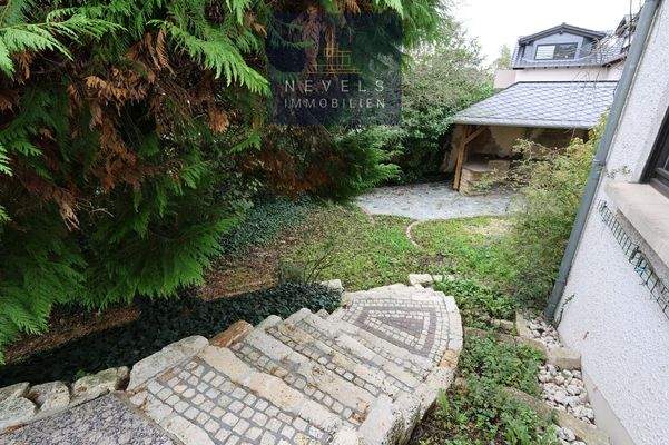 Treppenabgang zum Grillbereich mit Außenterrasse