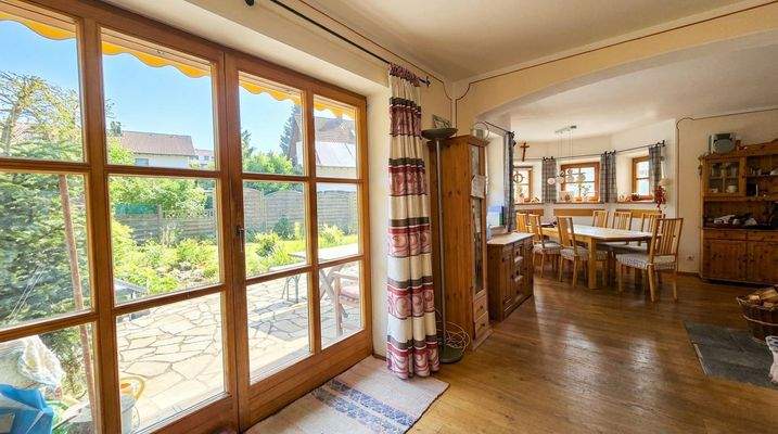 Große Fensterfront mit Blick auf den Erker