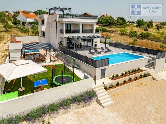 tinj-luksuzna-villa-s-velikom-okucnicom_3