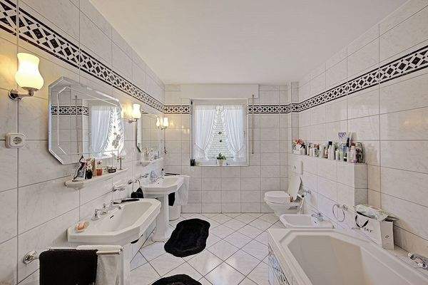 Eines der Tageslichtbadezimmer