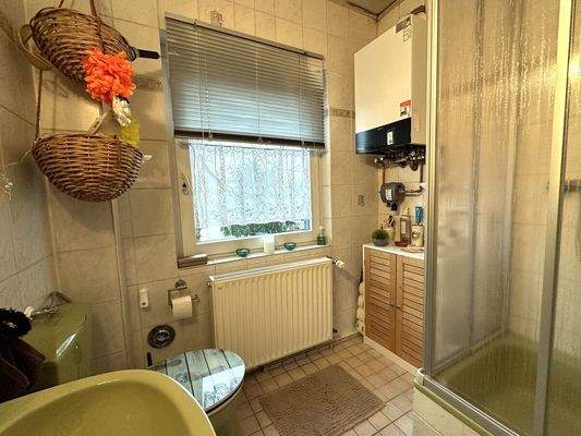 Duschbad mit Fenster, ...