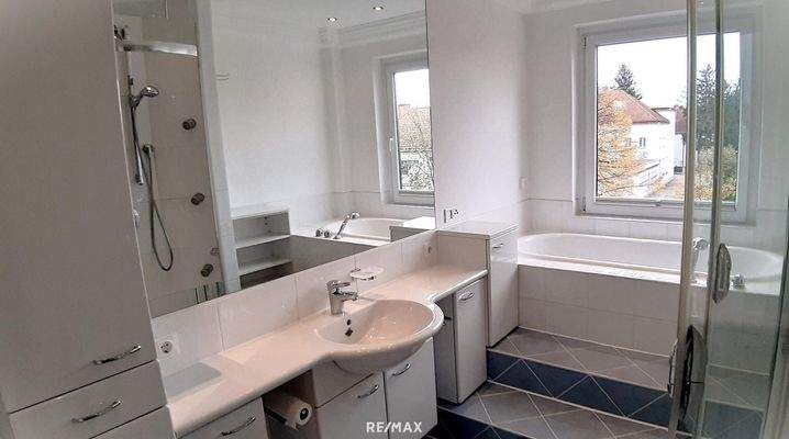 2. Etage, Gr0ßes Bad Wanne, Dusche, WMaAnschl.