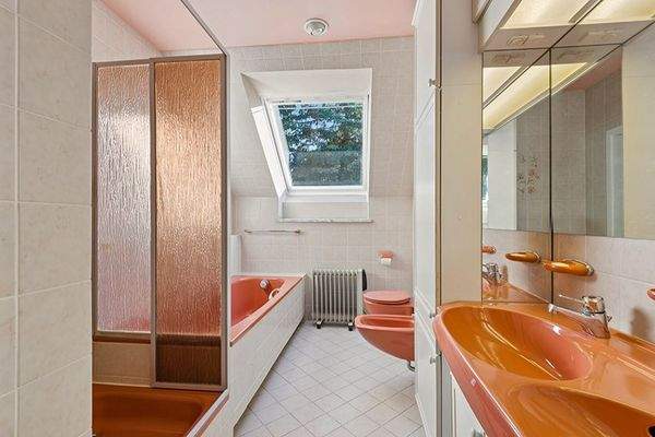 Bad mit Wanne und Dusche im OG