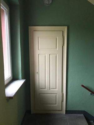 gepflegtes Treppenhaus mit Kammer