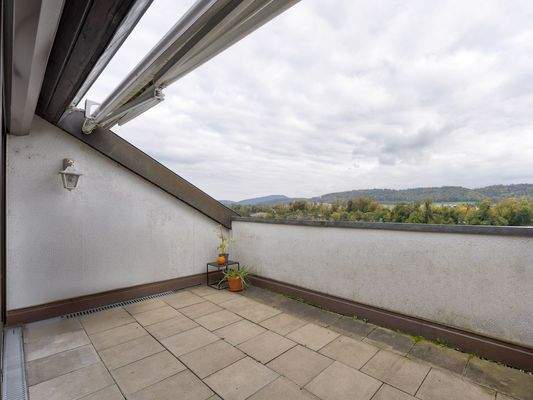 Dachterrasse mit Blick auf den Rhein und Rheinfelden (AG)