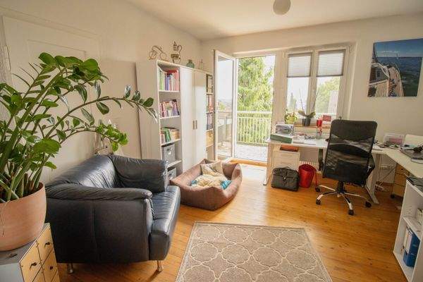 Büro mit Zugang zum Balkon