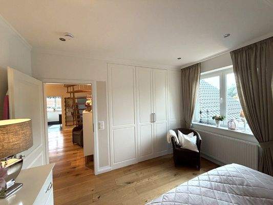 Schlafzimmer 1 mit Blick zum Fenster