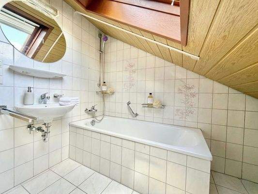 DG: Badezimmer mit Badewanne