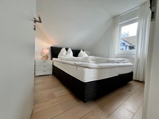 2. Schlafzimmer OG Bild-01.jpeg