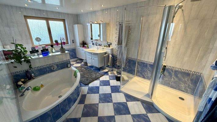 41 Großzügiges Badezimmer