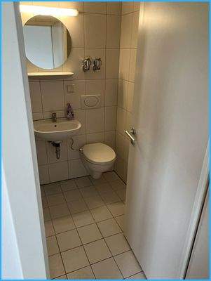 modernes helles Duschbad