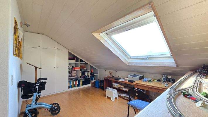 Zwei Räume mit Dachfenster