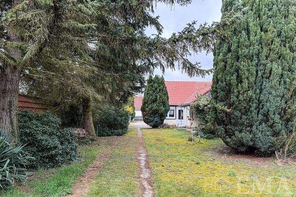 großes Grundstück mit Möglichkeit eines Anbaus