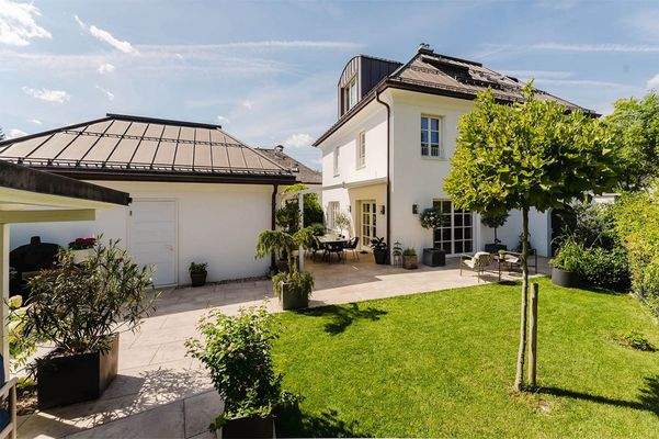 Ansicht der Immobilie vom Gartenbereich