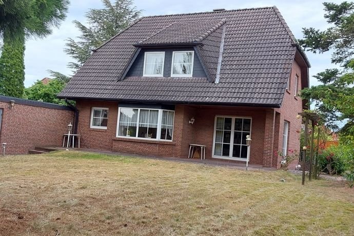 Gepflegtes Einfamilienhaus mit Garage und Baugrundstück