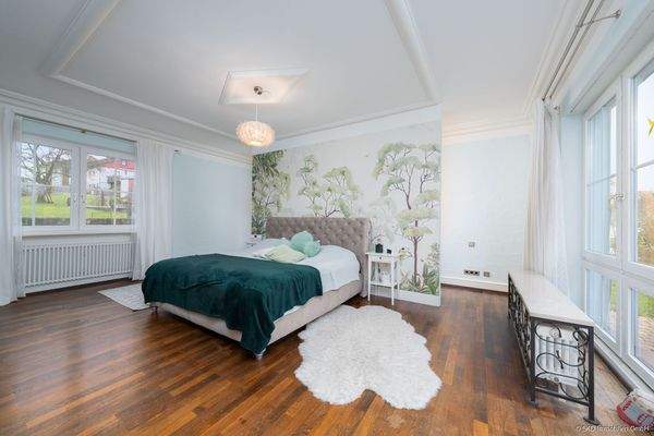 Das gemütlich gestaltete Schlafzimmer mit Ankleidebereich