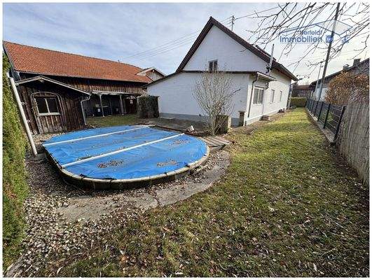 Großzügiger Gartenbereich mit Pool