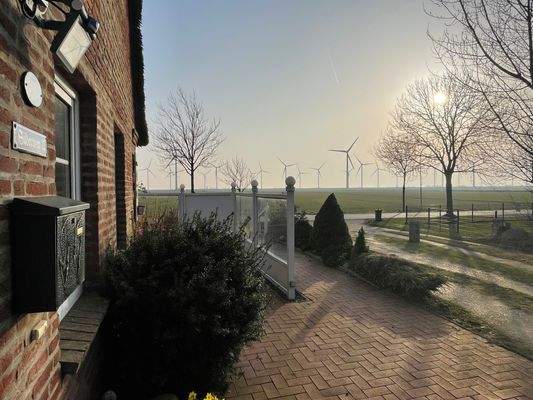 Blick vom Hauseingang zur Marsch