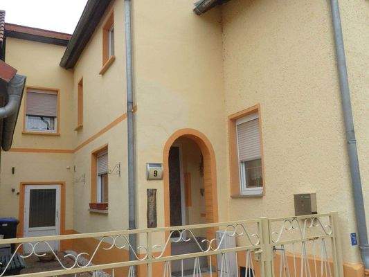 Innenhof und Hauseingangsbereich