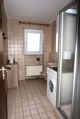 Bad mit Dusche und WC