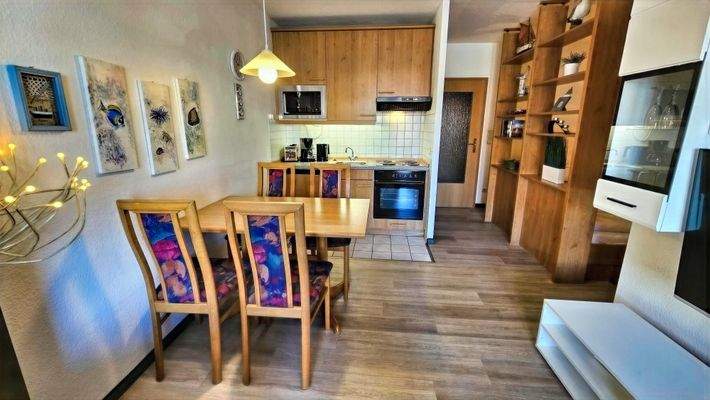 Regalwand vor Schlafbereich