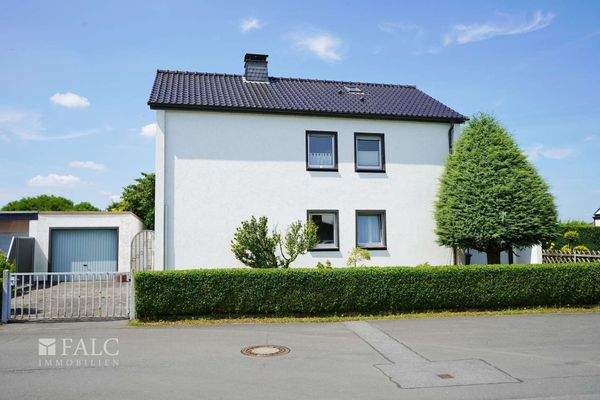 Haus Ansicht vorne 2 Garagen