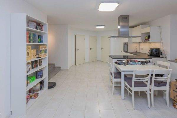 Blick Richtung Schlafzimmer, Badezimmer und Abstel