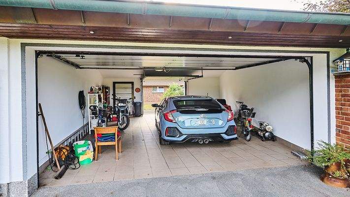 Doppelgarage mit Durchfahrt zum Garten