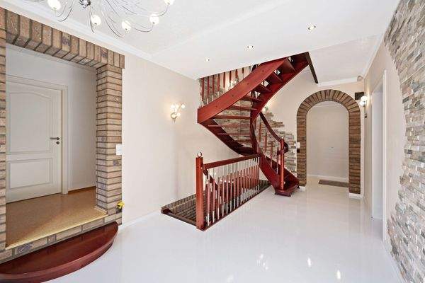 Schöner Flur im Hochparterre mit Zugang zu allen Zimmern