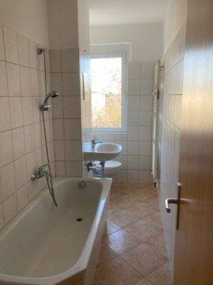 Bad mit Wanne und Fenster