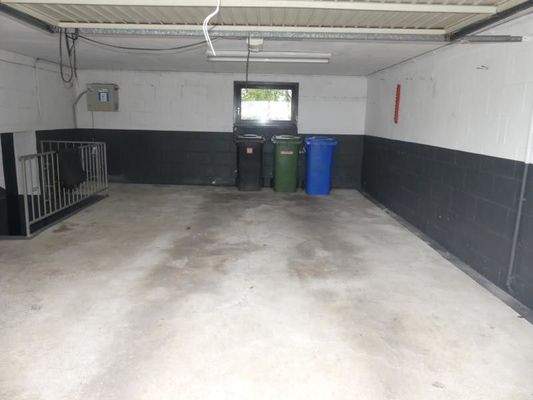 Doppelgarage mit dir. Zugang ins UG Whs.