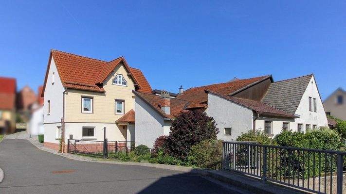 Außenansicht der Immobilie plus Nebengebäude