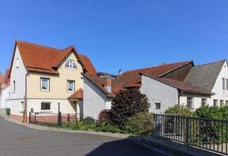 Außenansicht der Immobilie plus Nebengebäude