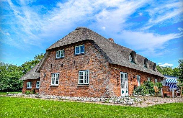 13. Traumhaus unter Reet-Sylter Luxus Seitenansich