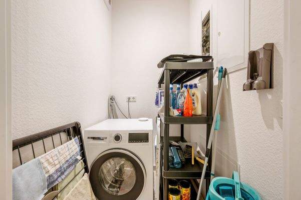 Abstellraum mit Waschmaschine 