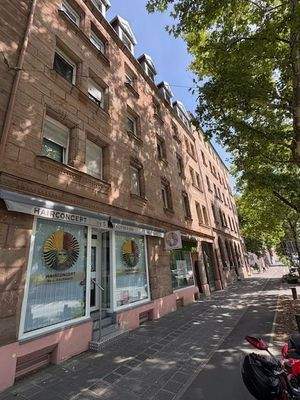 Das Gebäude, Geschäft im EG