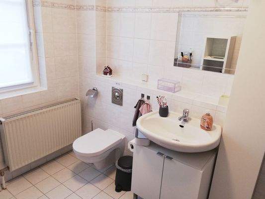 modernes Bad mit WC und Waschbecken