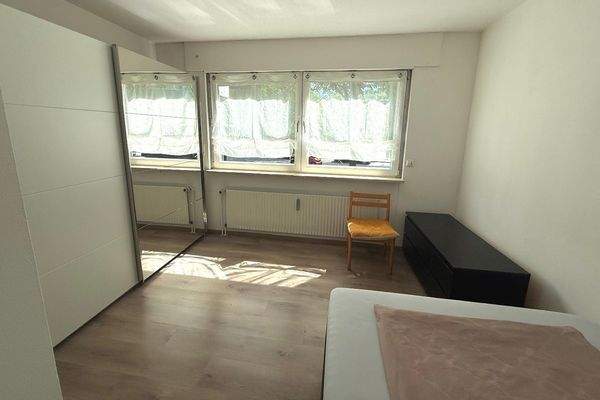 geräumiges Schlafzimmer