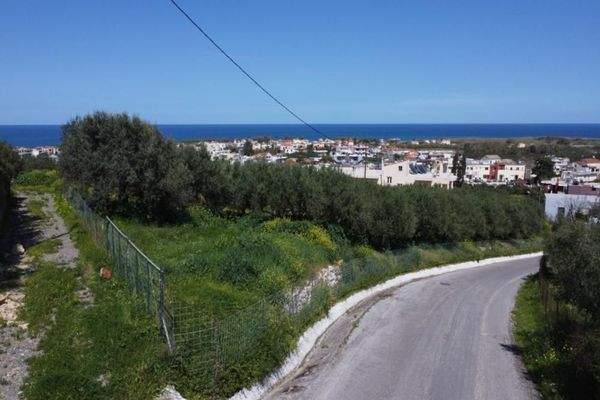 Kreta, Tavronitis: Erstklassiges Grundstück in der Nähe des Strandes zu verkaufen